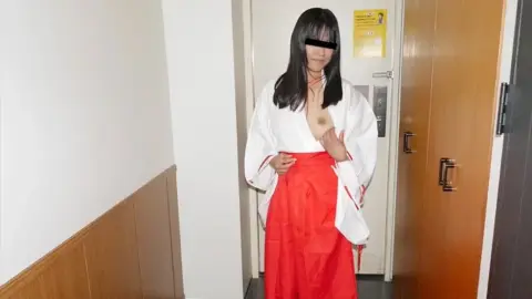 10MUSUME-010720_01 10musume-010720_01 – When I Called For A Delivery Health Service, She Came Dressed As A Shrine Maiden.