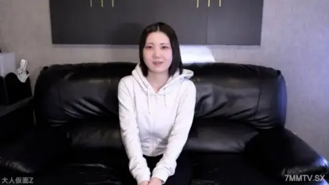 fc2-ppv 4910714 Shino (19), amateur from the countryside, third shoot. Put a thick vibrator in her ass, did a split and shoved vegetables into her pussy and ass